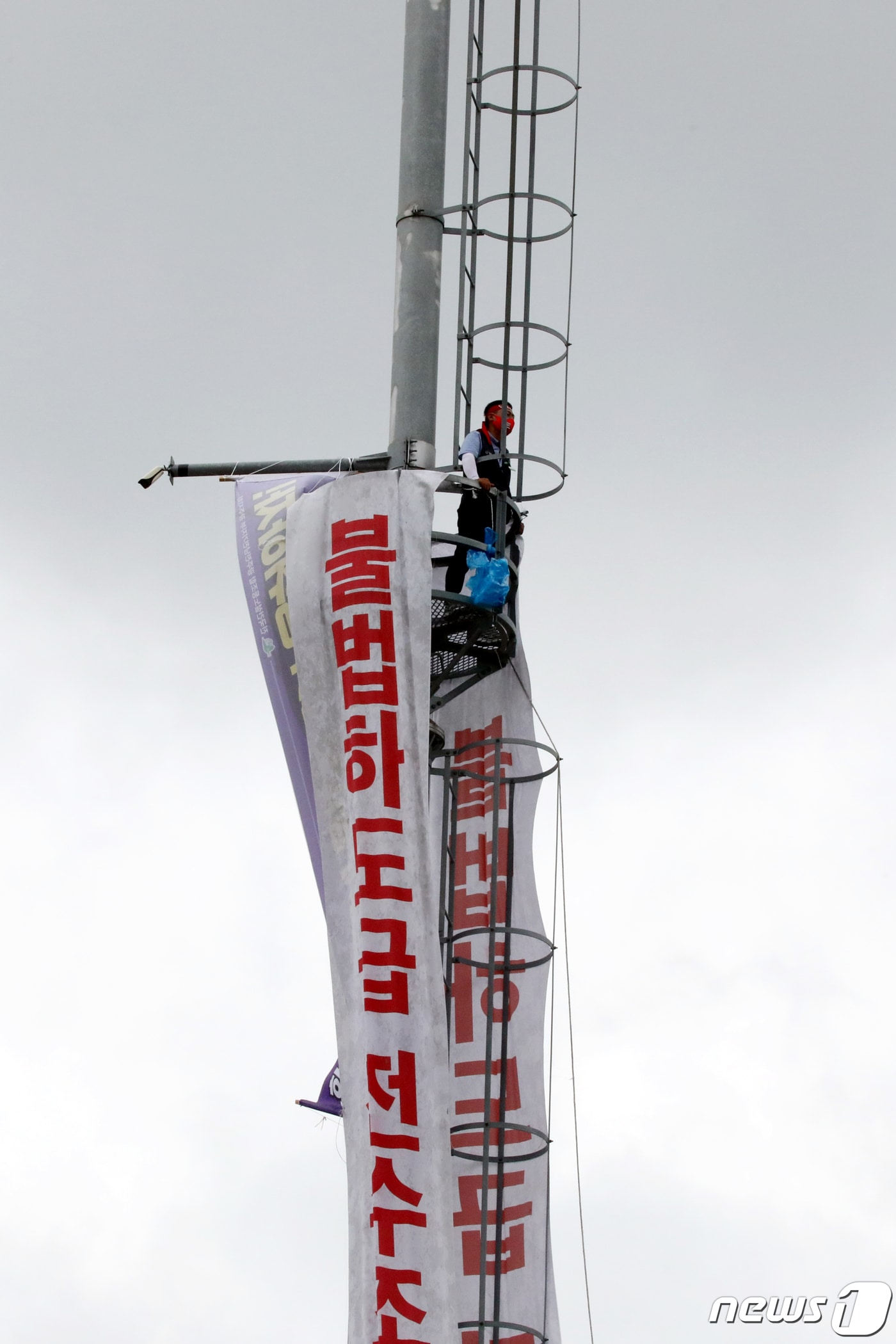 이경석 전국건설노동조합 광주전남지역본부 지회장이 21일 오후 전남 나주시 빛가람동 한전KDN 본사 앞 교통관제철탑에서 '불법하도급 척결'을 촉구하는 고공농성을 하고 있다 . ⓒ News1 정다움 기자