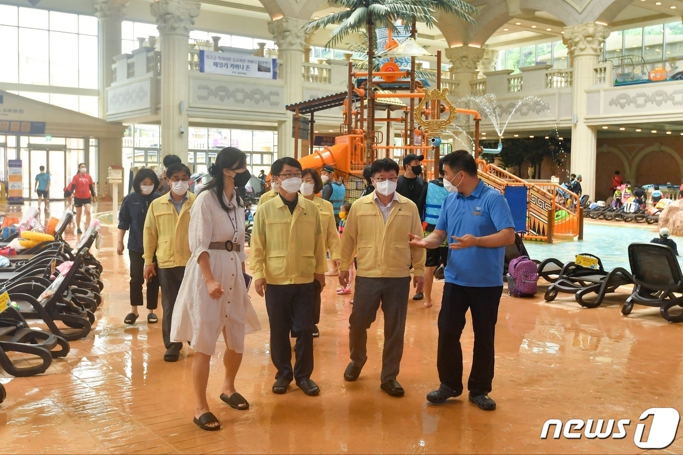 강원 정선군이 22일 정선 하이원 워터파크에서 코로나19 방역 현장점검을 실시하고 있다. (정선군 제공) 2022.7.22/뉴스1