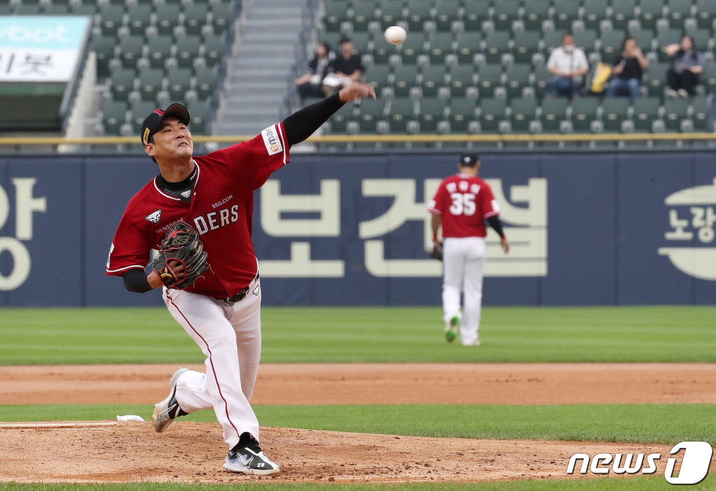 22일 서울 송파구 잠실야구장에서 열린 프로야구 &#39;2022 신한은행 SOL KBO리그&#39; SSG랜더스와 두산베어스의 경기에서 SSG 선발 김광현이 역투하고 있다. 2022.7.22/뉴스1 ⓒ News1 박세연 기자