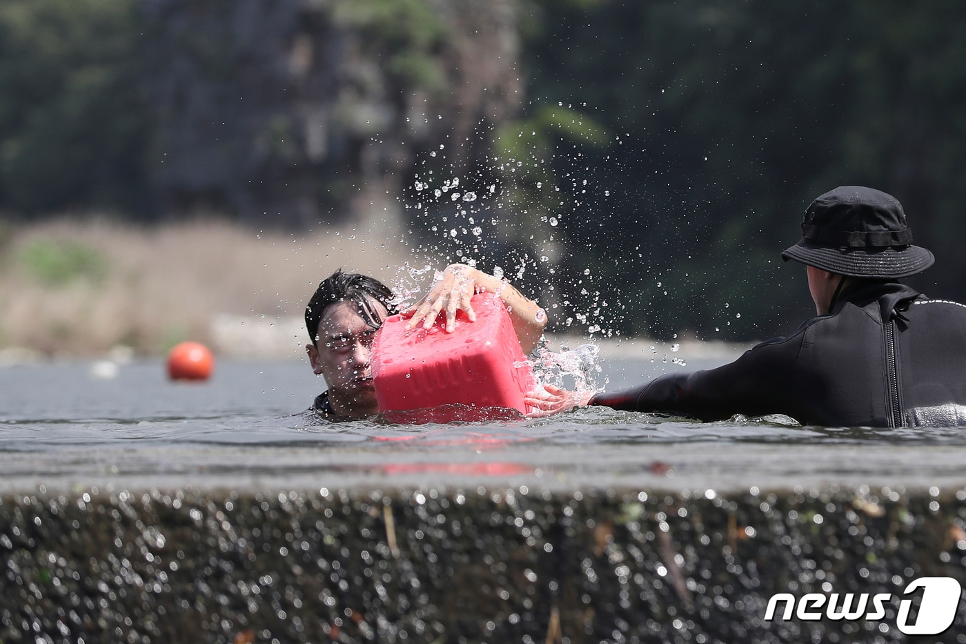 25일 울산 울주군 선바위에서 울산소방본부 대원들이 수난사고 구조요령 시연회를 하고 있다. 2022.7.25/뉴스1 ⓒ News1 윤일지 기자