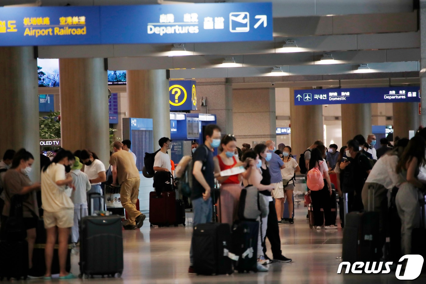 25일 인천국제공항 제1여객터미널 입국장에 해외에서 입국한 외국인과 내국인들로 붐비고 있다.2022.7.24/뉴스1 ⓒ News1 권현진 기자