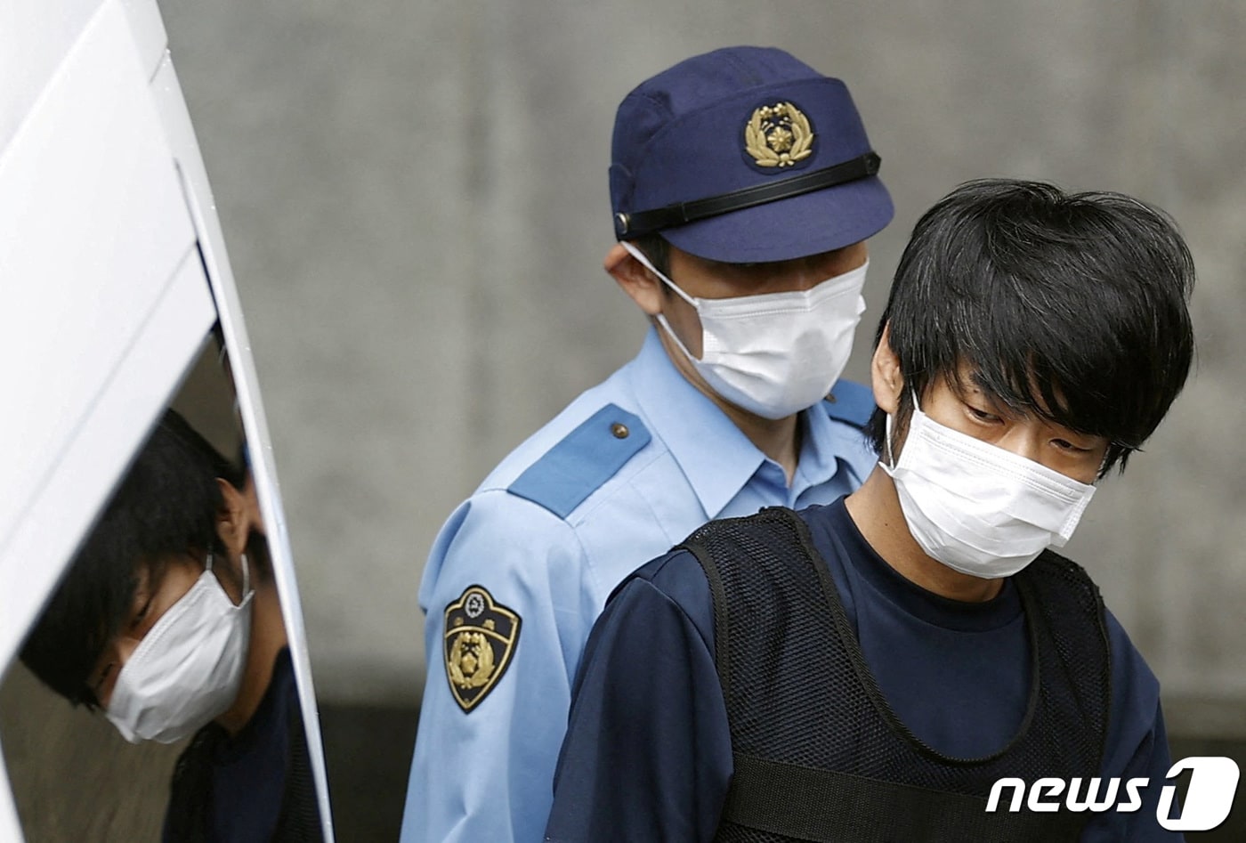 아베 신조 전 일본 총리에 총격을 가해 사망에 이르게한 용의자 야마가미 테쓰야(41)가 2022년 7월 나라시경찰서에서 나라지방검찰청으로 이송되고 있다. 2022.07.10 ⓒ 로이터=뉴스1 ⓒ News1 정윤미 기자