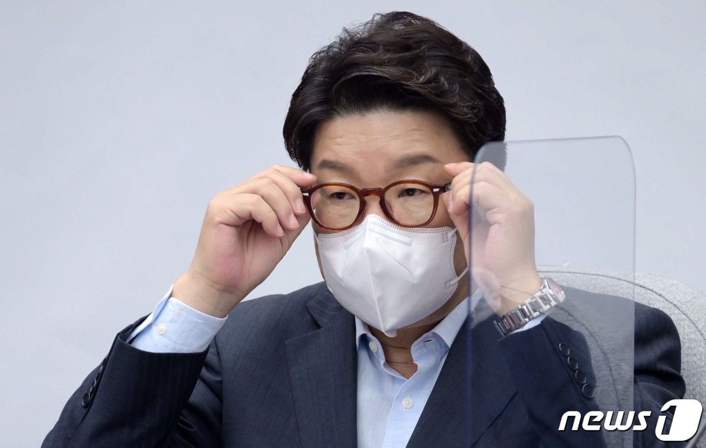 권성동 국민의힘 대표 직무대행 겸 원내대표가 26일 오전 서울 여의도 국회에서 열린 원내대책회의에 참석해 모두발언을 마치고 안경을 고쳐쓰고 있다. (공동취재) 2022.7.26/뉴스1 ⓒ News1 허경 기자