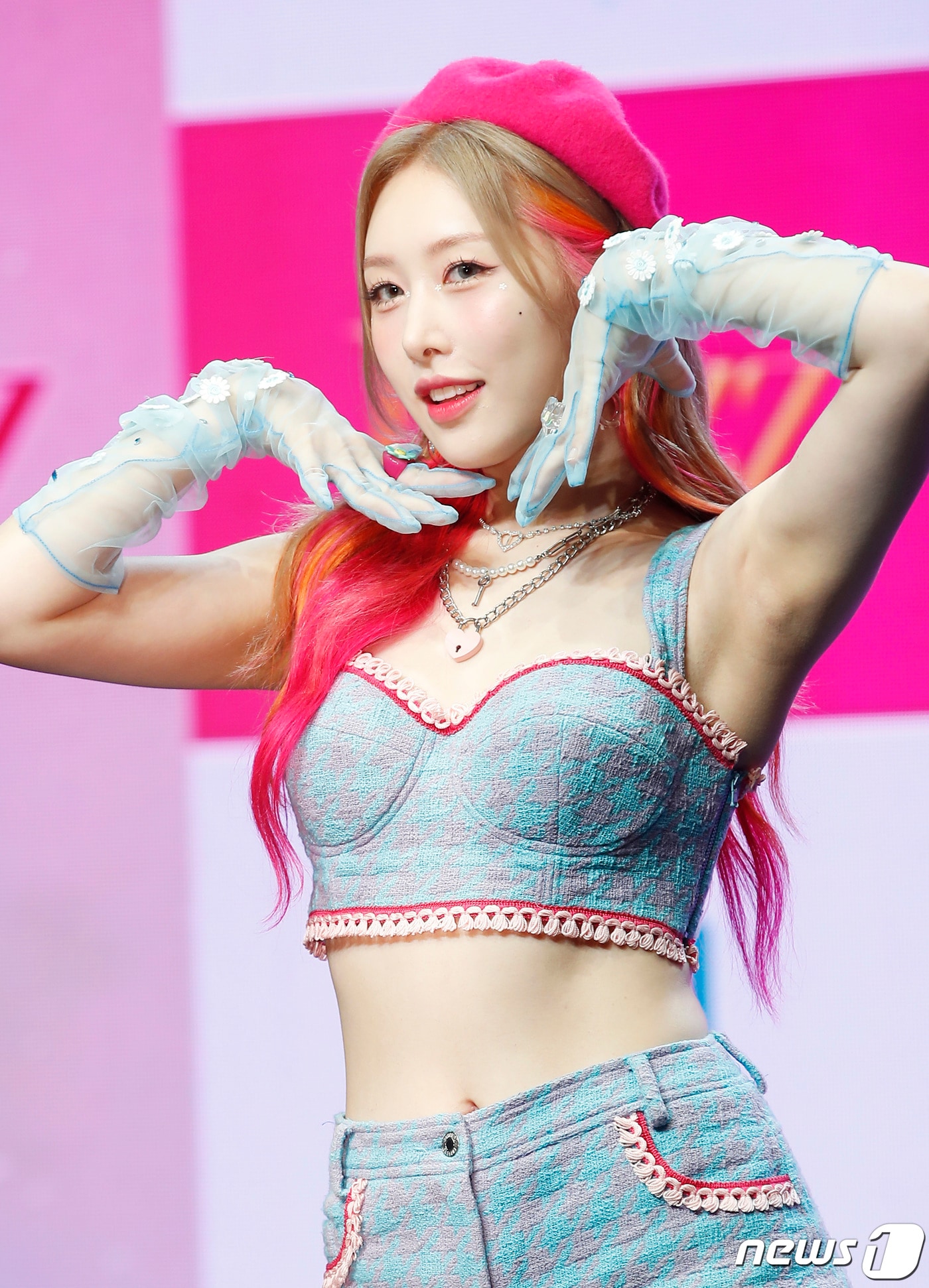 가수 헤즈(Hezz, 홍의진)가 26일 오후 서울 강남구 일지아트홀에서 가진 새 싱글 앨범 '츄릅!(Churup!)' 쇼케이스에서 포즈를 취하고 있다. 헤즈는 지난 2014년 그룹 소나무로 데뷔해 팀 내 메인 댄서로서 뛰어난 춤 실력을 인정받았다. 또 2017년 방송된 KBS 2TV '아이돌 리부팅 프로젝트 더 유닛'에 출연해 여자 1위를 차지하며 프로젝트 그룹 유니티의 센터로 활동했다. 2022.7.26/뉴스1 ⓒ News1 권현진 기자