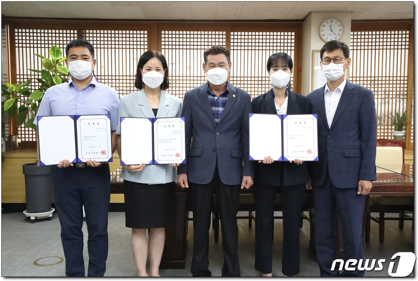 전북 정읍시의회가 집행부와의 인사권 독립 이후 첫 인사를 단행했다. 왼쪽부터 서효열 주무관, 박경희 전문위원, 고경윤 의장, 김현아 주무관,  김운기 의회사무국장.ⓒ 뉴스1