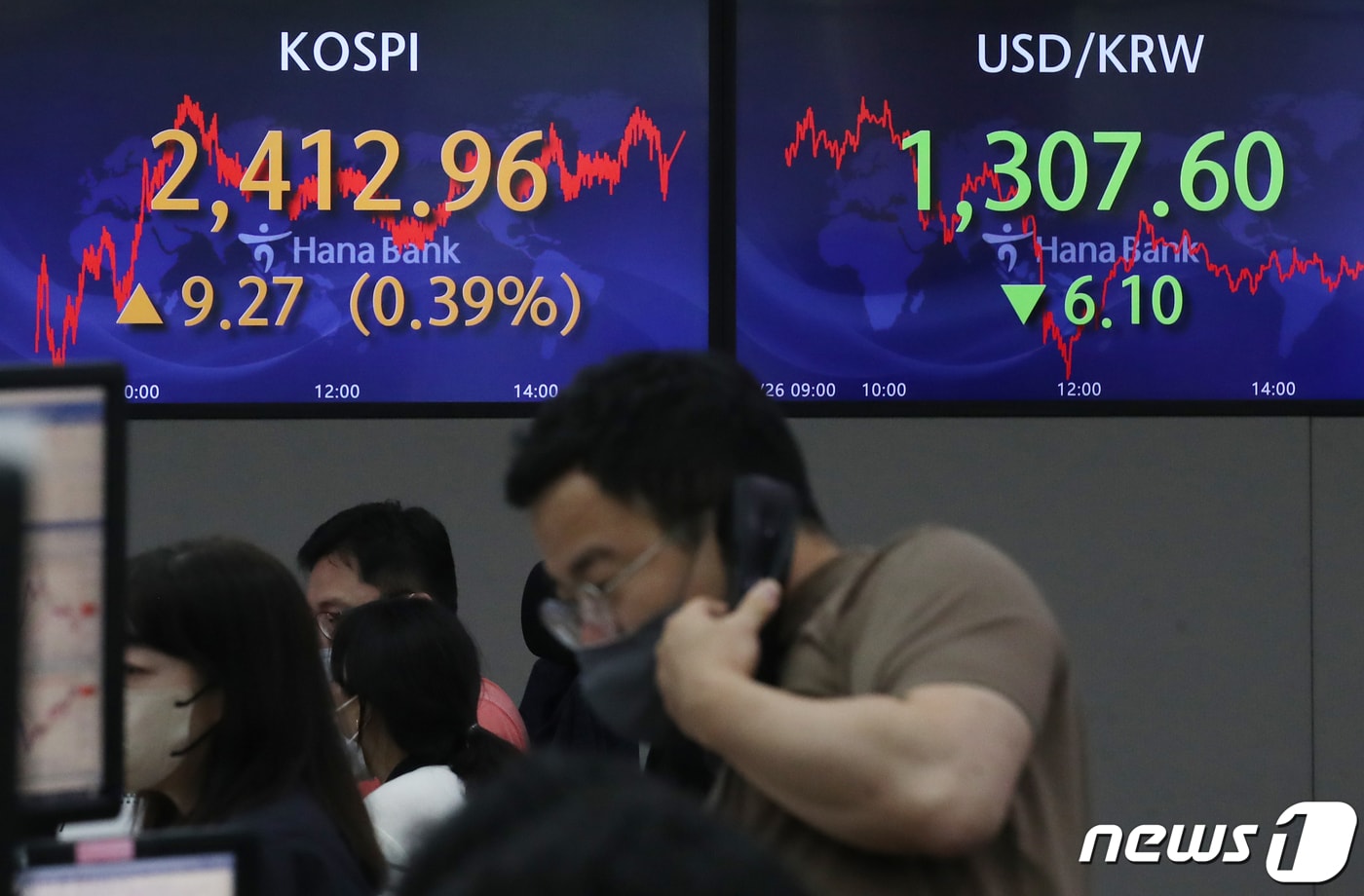 26일 오후 서울 중구 하나은행 명동점 딜링룸 전광판에 코스피 지수가 전 거래일 대비 9.27포인트(0.39%) 상승한 2412.96을 나타내고 있다. 이날 코스닥은 0.24 포인트(0.03%) 상승한 789.93, 원·달러환율은 6.1원 하락한 1,307.6원으로 장을 마쳤다. 2022.7.26/뉴스1 ⓒ News1 송원영 기자