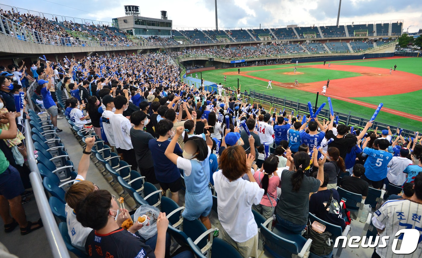22022년 7월 경북 포항야구장에서 열린 프로야구 '2022 신한은행 SOL KBO리그 삼성 라이온즈와 한화 이글스의 주중 3연전 첫 경기를 찾은 팬들. (뉴스1 자료, 재판매 및 DB금지) ⓒ 뉴스1 최창호 기자