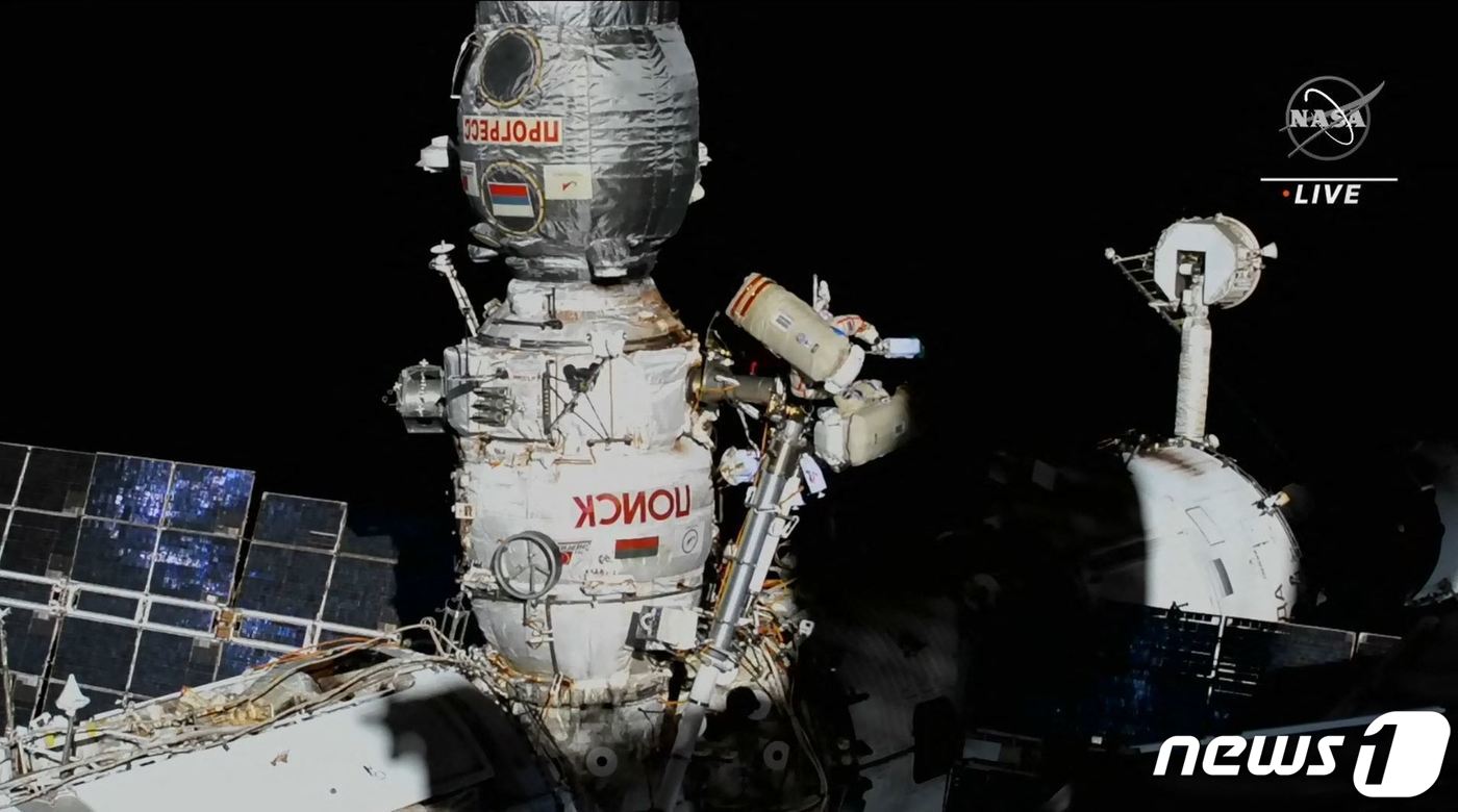 21일(현지시간) 국제 우주정거장(ISS) 밖에서 임무를 수행하고 있는 러시아 연방우주공사(로스코스모스)와 유럽우주국(ESA) 소속 우주인들 2022.07.21 ⓒ AFP=뉴스1 ⓒ News1 정윤미 기자