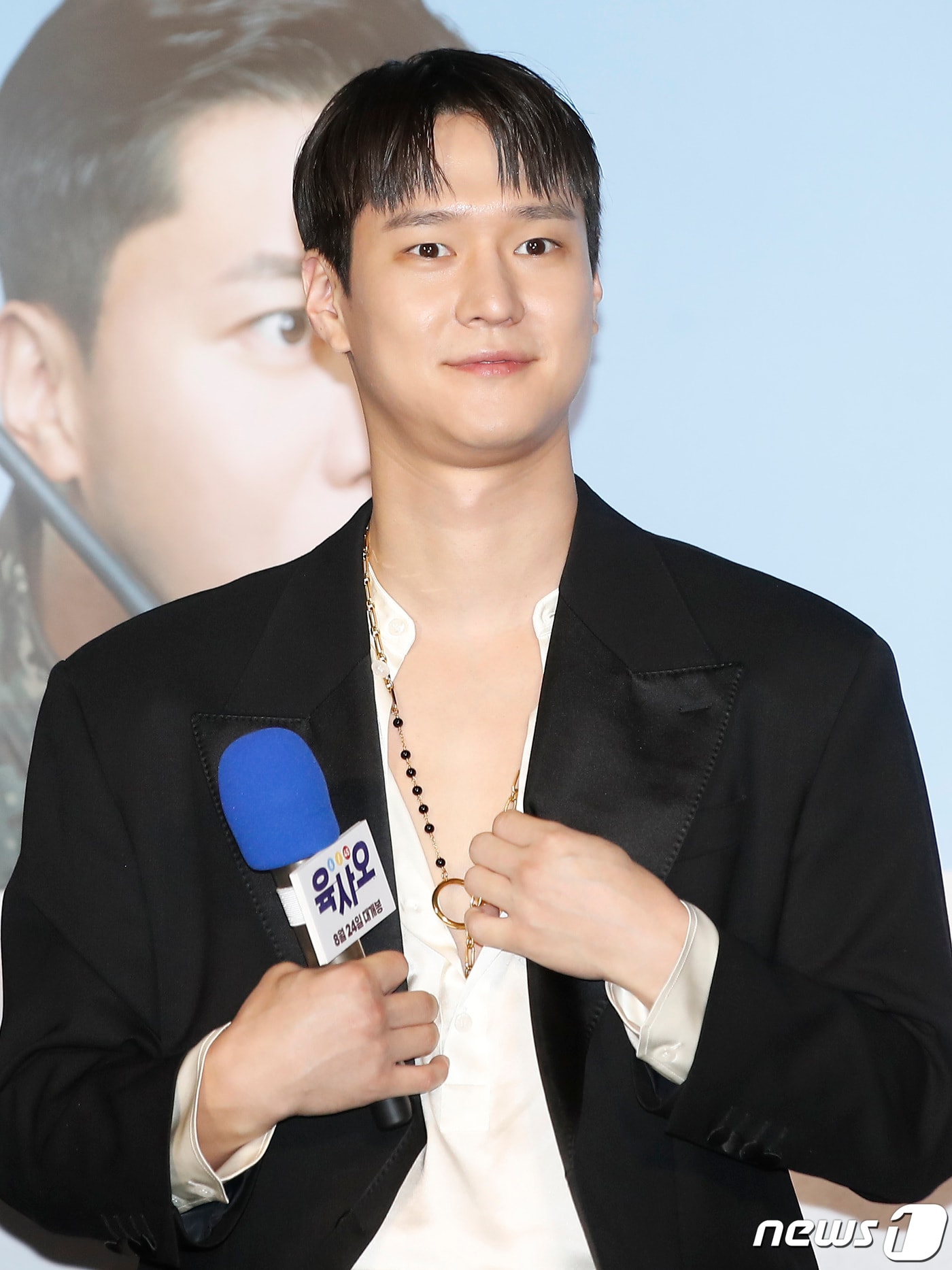 배우 고경표가 27일 서울 광진구 롯데시네마 건대입구에서 열린 영화 '육사오'(감독 박규태) 제작보고회에서 옷매무새를 고치고 있다. '육사오'는 바람을 타고 군사분계선을 넘어가버린 57억 1등 로또를 둘러싼 남북 군인들간의 코믹 접선극이다. 2022.7.27/뉴스1 ⓒ News1 권현진 기자