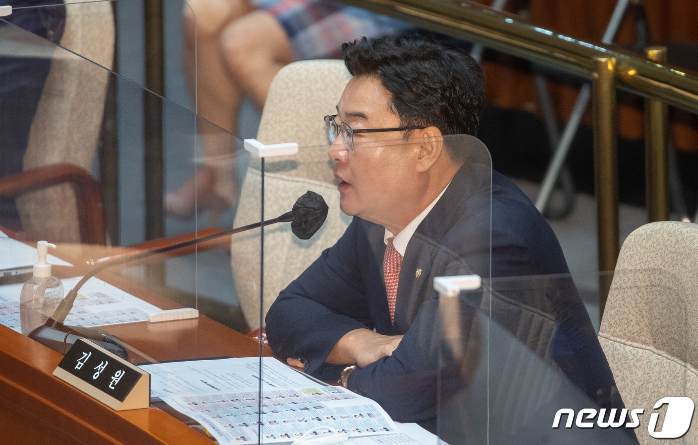 예결위 여당 간사로 선임된 김성원 국민의힘 의원이 27일 서울 여의도 국회에서 열린 예산결산특별위원회 전체회의에서 인사말을 하고 있다. (공동취재) 2022.7.27/뉴스1 ⓒ News1 허경 기자