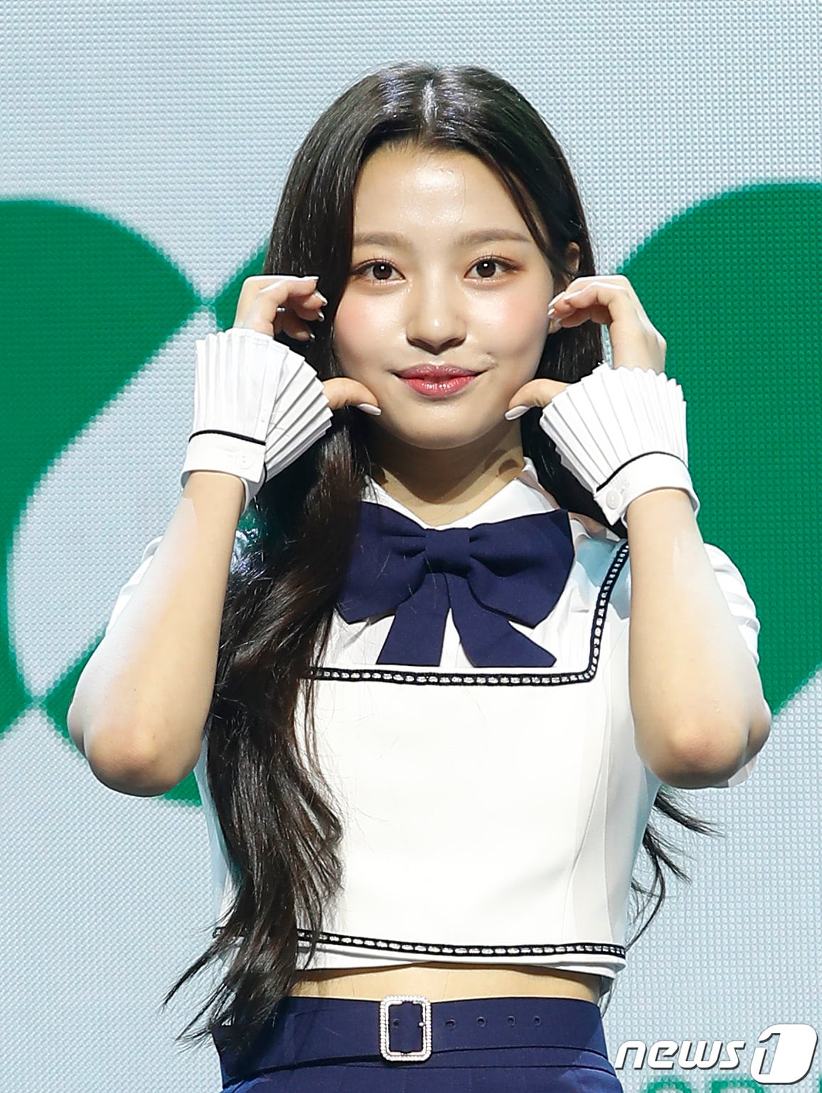 그룹 첫사랑(CSR) 두나가 27일 서울 용산구 블루스퀘어 마스터카드홀에서 가진 첫 번째 미니 앨범 'Sequence : 7272 (시퀀스 : 7272)' 발매 기념 쇼케이스에서 포즈를 취하고 있다. 2022.7.27/뉴스1 ⓒ News1 권현진 기자