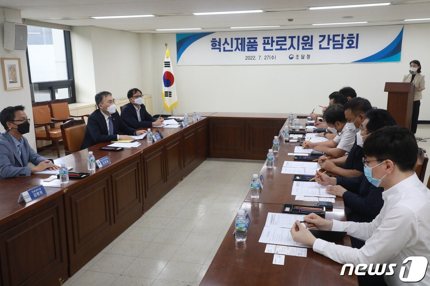 이종욱 조달청장(사진 왼쪽 가운데)이 혁신제품의 공공조달 시장진출 방안에 대해 의견을 나누고 있다.ⓒ 뉴스1