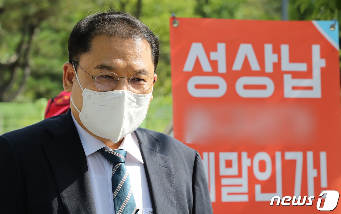 강신업 변호사가 28일 경기 의왕시 서울구치소 앞에서 이준석 국민의힘 대표의 성상납 의혹과 관련 참고인 조사에 앞서 브리핑 하고 있다. 2022.7.28/뉴스1 ⓒ News1 장수영 기자