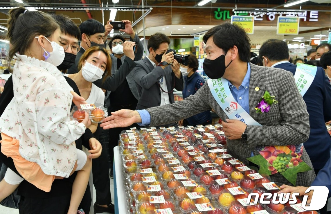 2022년 7월 농협하나로마트 서울 창동점에서 열린 경산시 농산물 공동 브랜드 특판행사 모습. (경산시 제공) 2022.7.28/뉴스1 ⓒ News1 정우용 기자