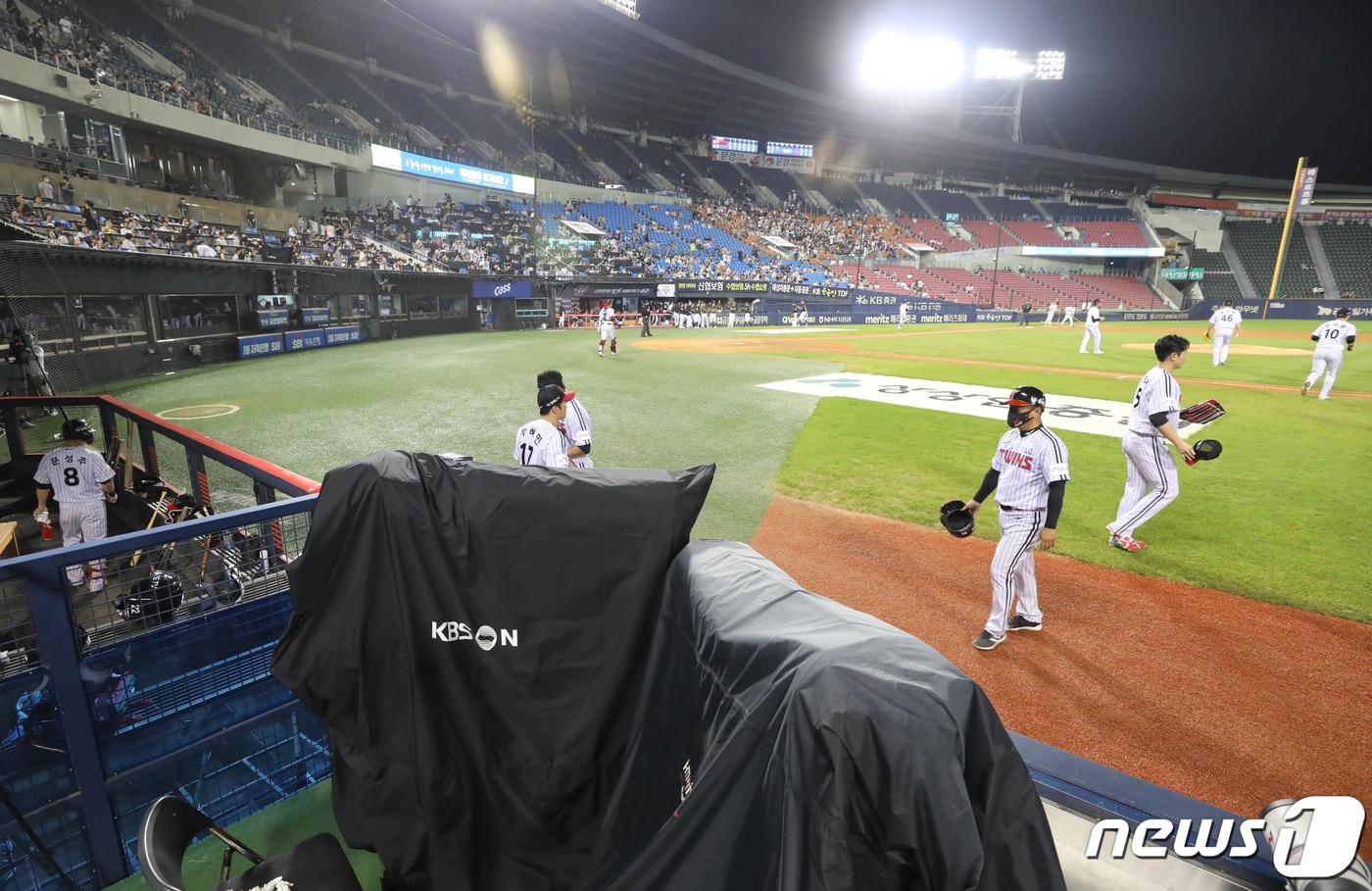 29일 오후 서울 송파구 잠실야구장에서 열린 프로야구 '2022 신한은행 SOL KBO리그' kt 위즈와 LG 트윈스의 경기가 열리고 있다. 5회 이후 중계차 문제로 경기 중계가 중단돼 카메라가 보호막에 덮혀 있다. 2022.7.29/뉴스1 ⓒ News1 송원영 기자