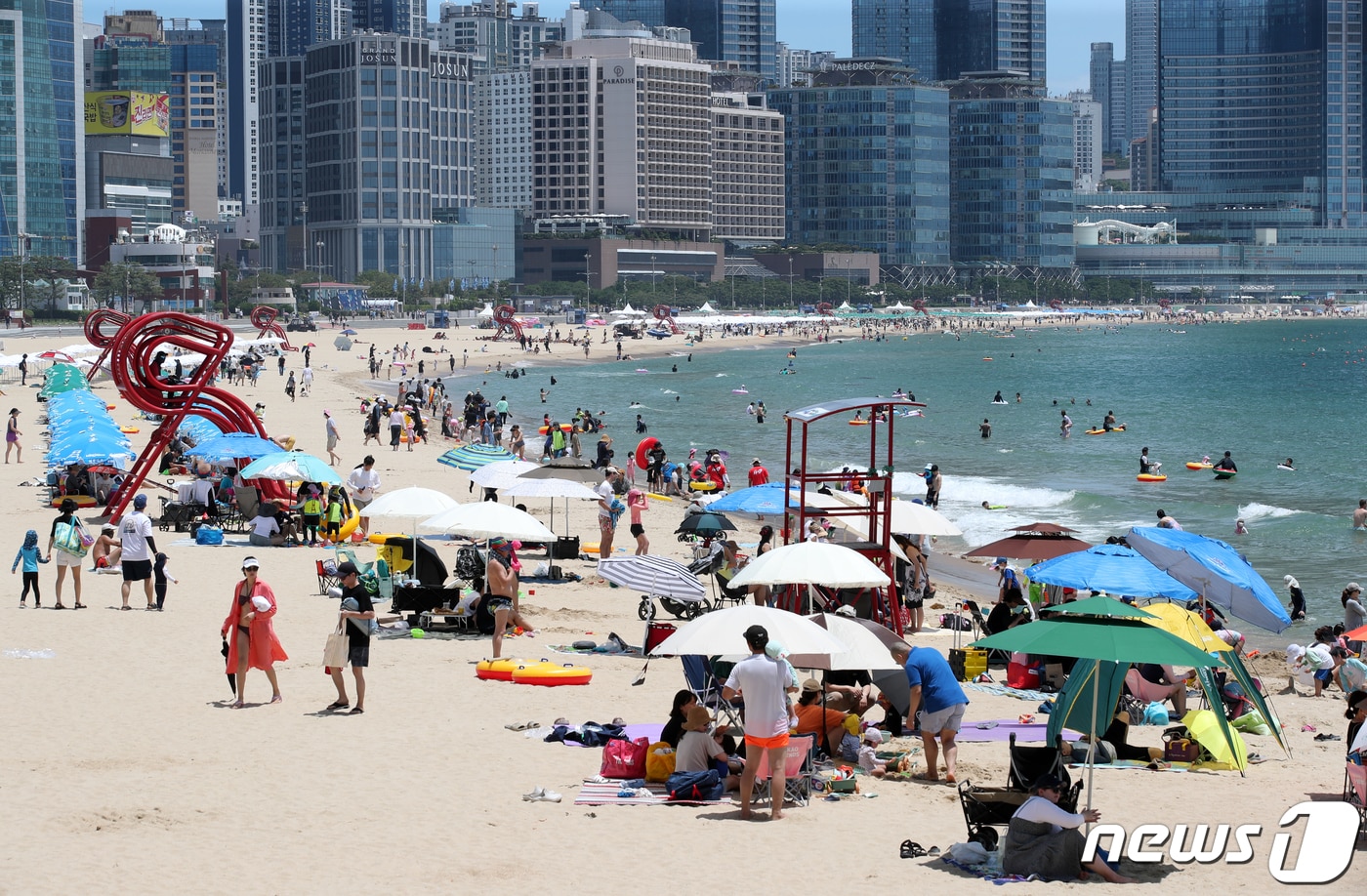 해수욕장 전면개장 첫 주말인 지난 3일 부산 해운대구 해운대해수욕장에 피서객들로 북적이고 있다. 2022.7.3/뉴스1 ⓒ News1 김영훈 기자