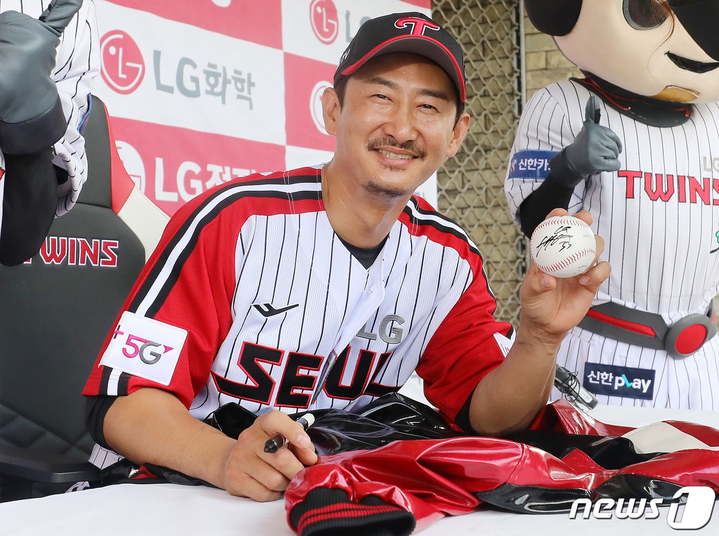 3일 서울 송파구 잠실야구장에서 열린 프로야구 '2022 신한은행 SOL KBO리그' 롯데 자이언츠와 LG 트윈스 경기를 앞두고 이날 은퇴식을 갖는 박용택 해설위원이 사인회에서 사인볼을 들고 환하게 웃고 있다. 2022.7.3/뉴스1 ⓒ News1 김진환 기자