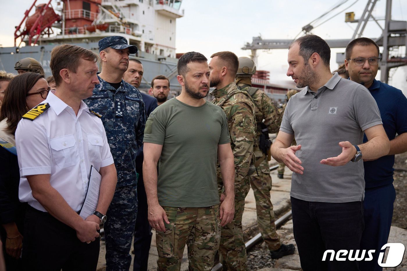 볼로디미르 젤렌스키 우크라이나 대통령이 29일(현지시각) 흑해 초르노모르스크항에서 우크라이나 곡물을 선적한 튀르키예 선박을 둘러 보고 있다. ⓒ AFP=뉴스1 ⓒ News1 우동명 기자