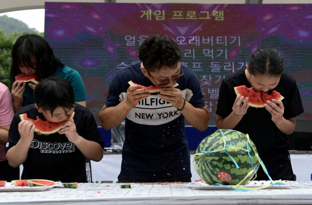 전북 장수군 번암면 물빛공원에서 열린 제6회 번암 물빛축제를 찾은 사람들이 수박 빨리먹기를 하며 더위를 식히고 있다.&#40;장수군 제공&#41;2022.7.30./ⓒ News1 ⓒ News1 김혜지 기자