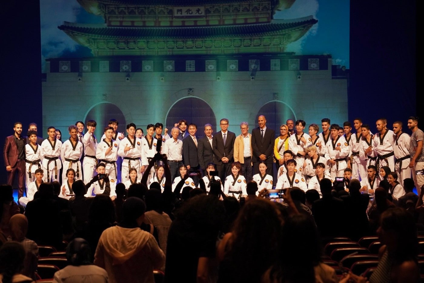 29일(현지시간) 모로코 수도 라바트에서 한·모로코 수교 60주년 기념 태권도 공연 이후 기념촬영이 진행되고 있다.(외교부 제공)ⓒ 뉴스1