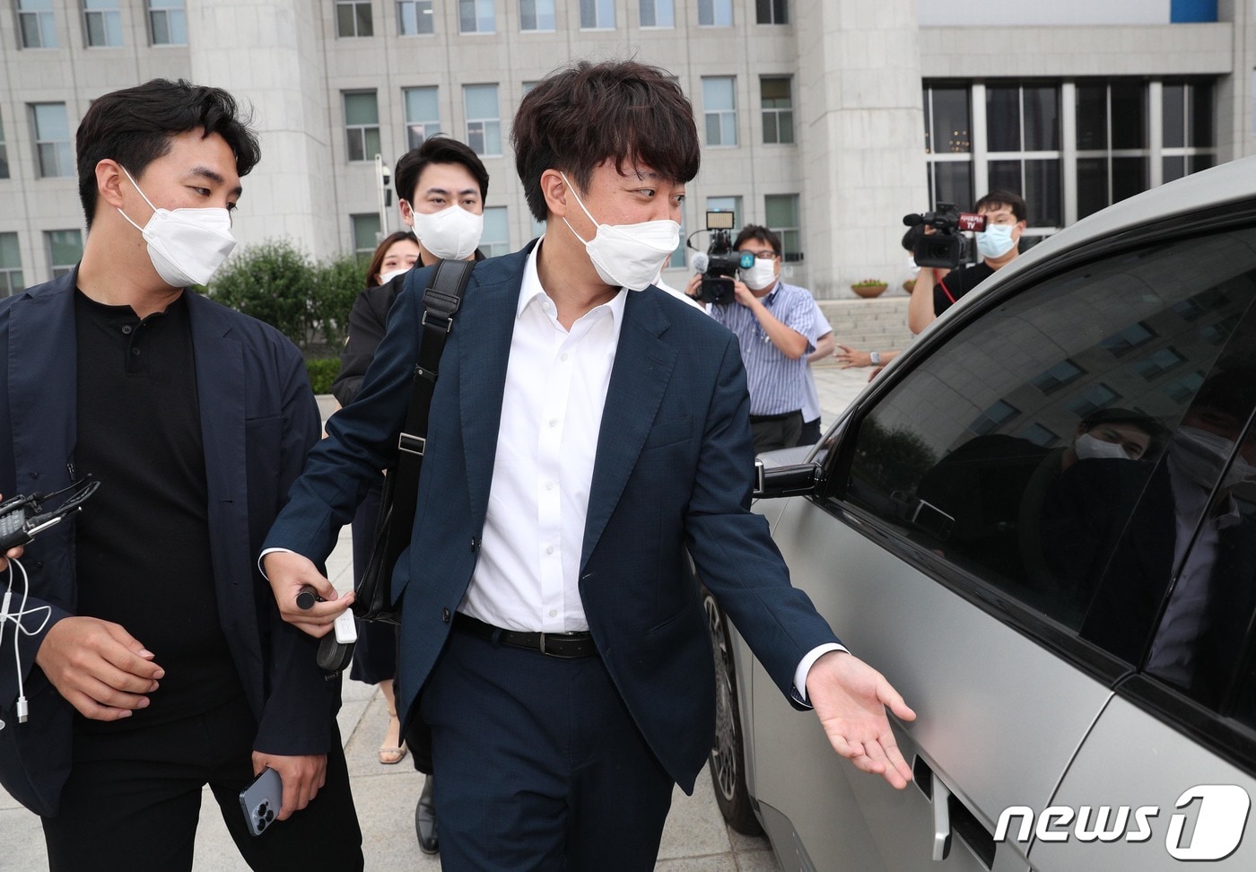 이준석 국민의힘 대표가 5일 오후 서울 여의도 국회에서 열린 비공개 회의를 마친 후 나서고 있다. (공동취재) 2022.7.5/뉴스1 ⓒ News1 이재명 기자