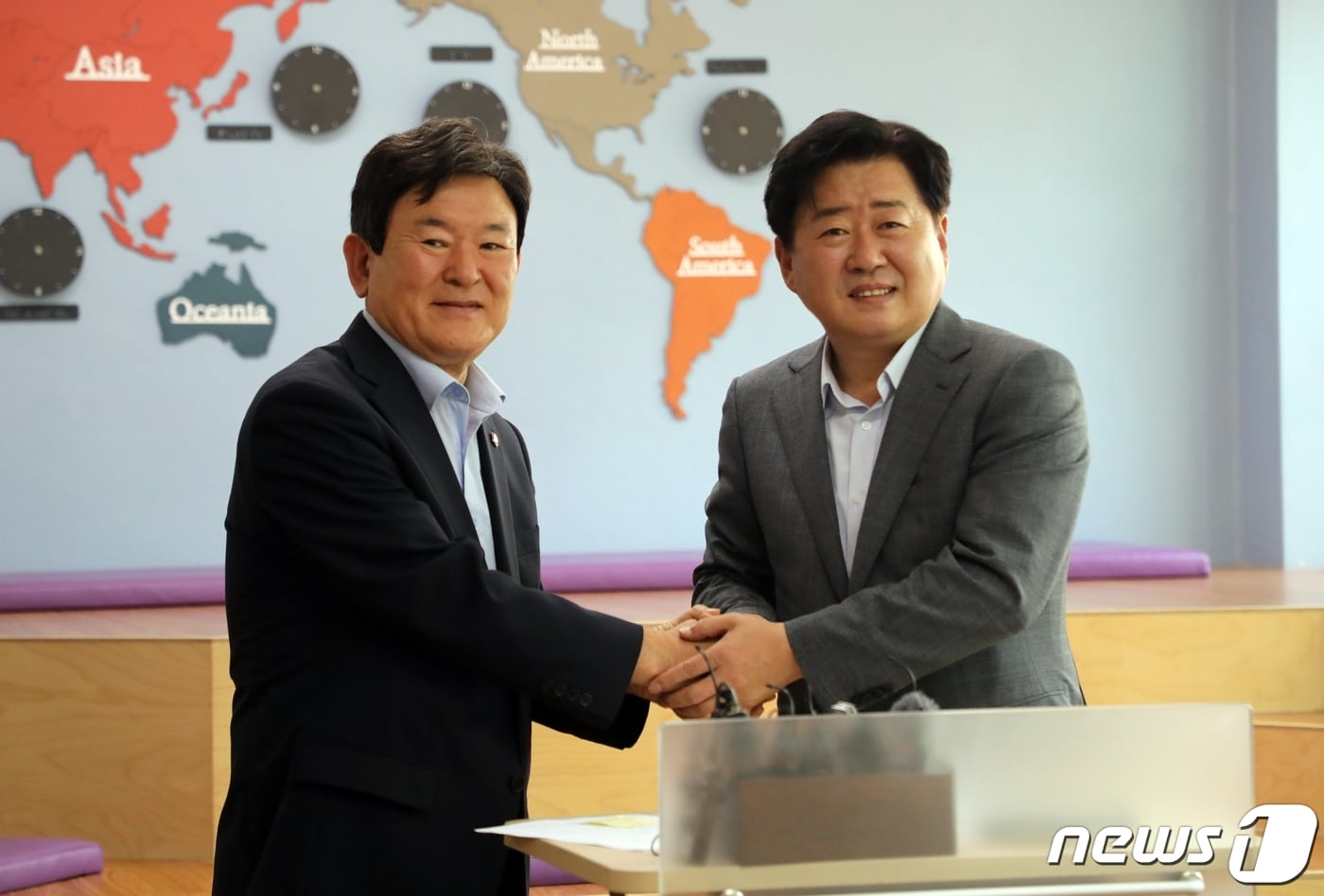 김광수 제주교육감(왼쪽), 오영훈 제주지사(자료사진)/뉴스1