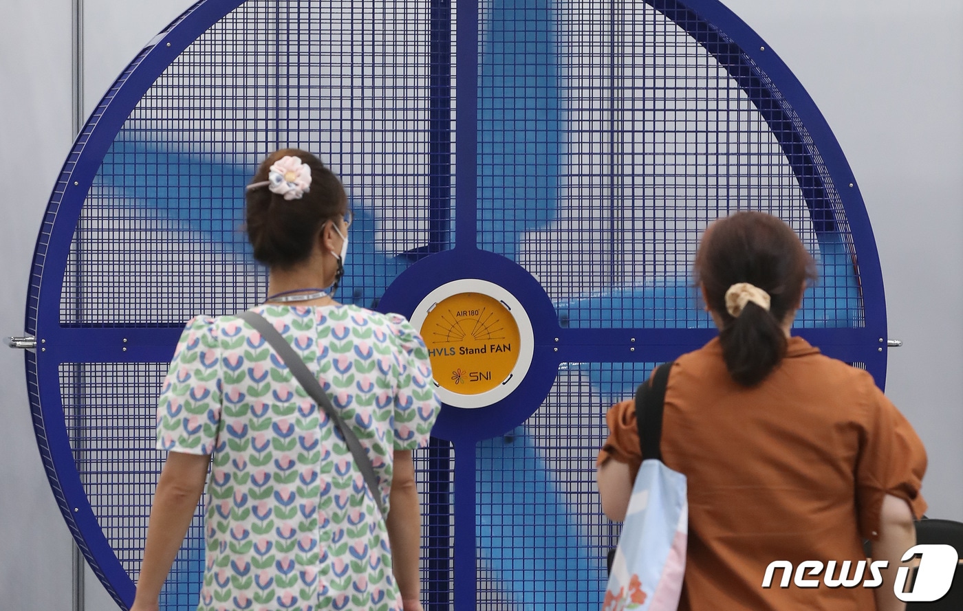 6일 대구 엑스코(EXCO)에서 개막한 '대한민국 국제 쿨산업전'을 찾은 시민들이 에너지 절약에 효과가 있는 사계절용 고효율 팬을 살펴보고 있다. 2022.7.6/뉴스1 ⓒ News1 공정식 기자