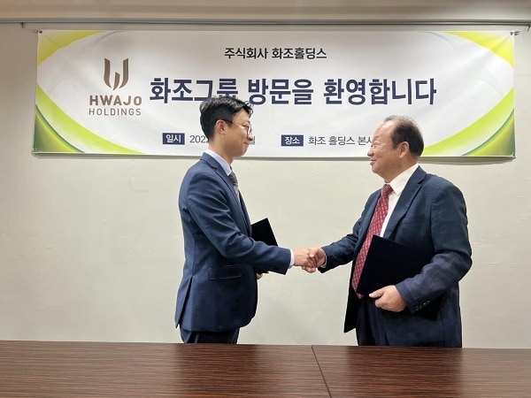 화조홀딩스 본사에서 진행된 약정서에 서명 날인 후, 한국자동차협회 성백진 총재(오른쪽)와 화 조홀딩스 박태철 대표가 포즈를 취하고 있다ⓒ 뉴스1