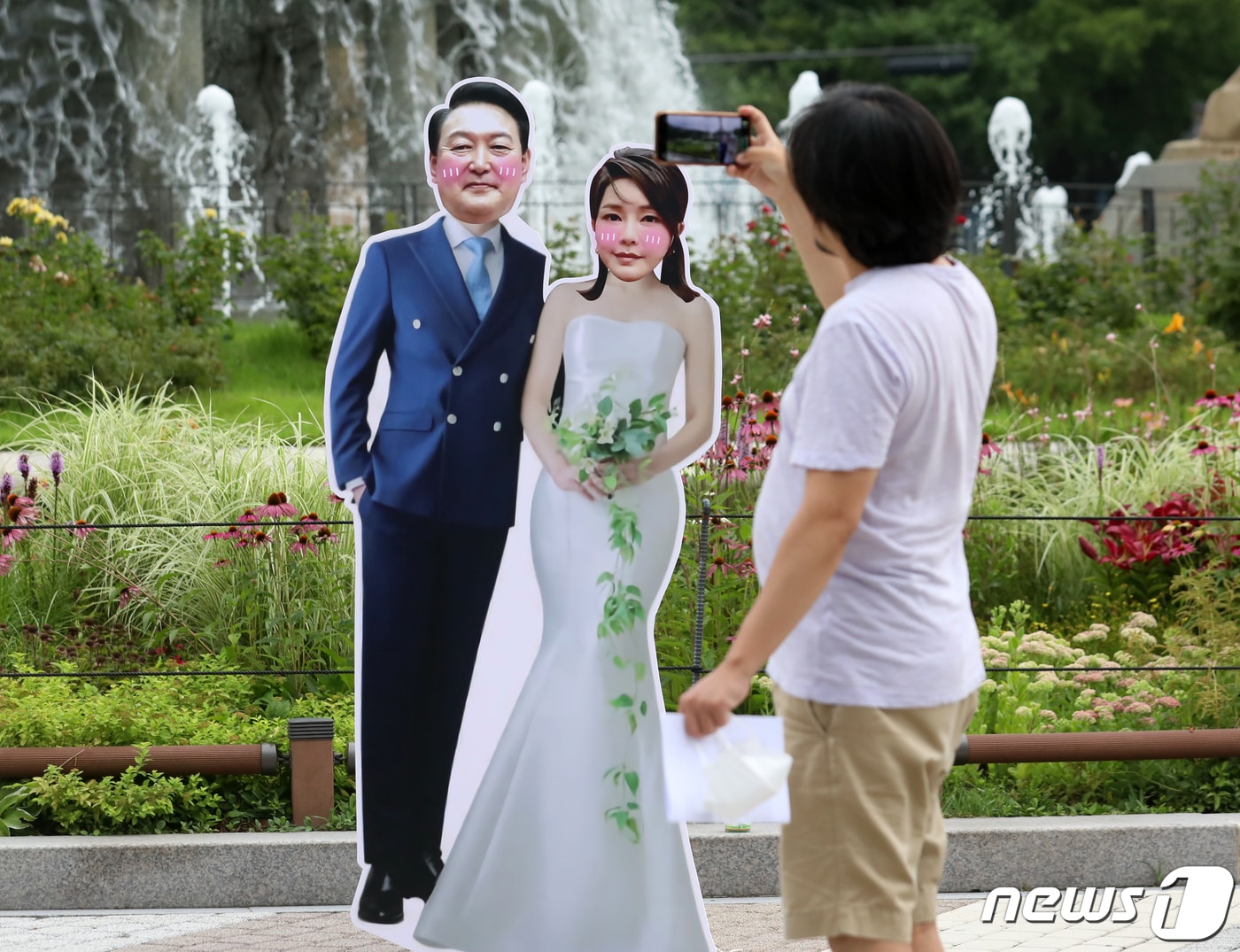 7일 오후 서울 종로구 청와대 분수대 앞에 설치된 윤석열 대통령과 김건희 여사의 등신대 앞에서 한 시민이 사진을 찍고 있다.  ⓒ News1