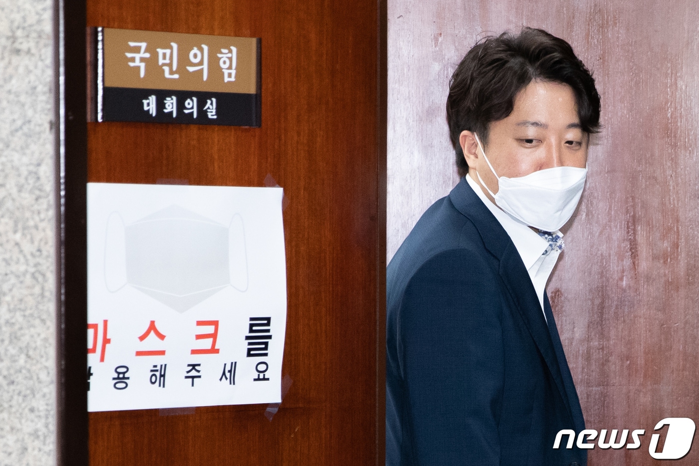 이준석 국민의힘 대표가 8일 서울 여의도 국회에서 열린 성 상납 증거인멸교사 의혹에 대한 윤리위원회를 마친 후 회의실을 나서고 있다. 2022.7.8/뉴스1 ⓒ News1 이재명 기자