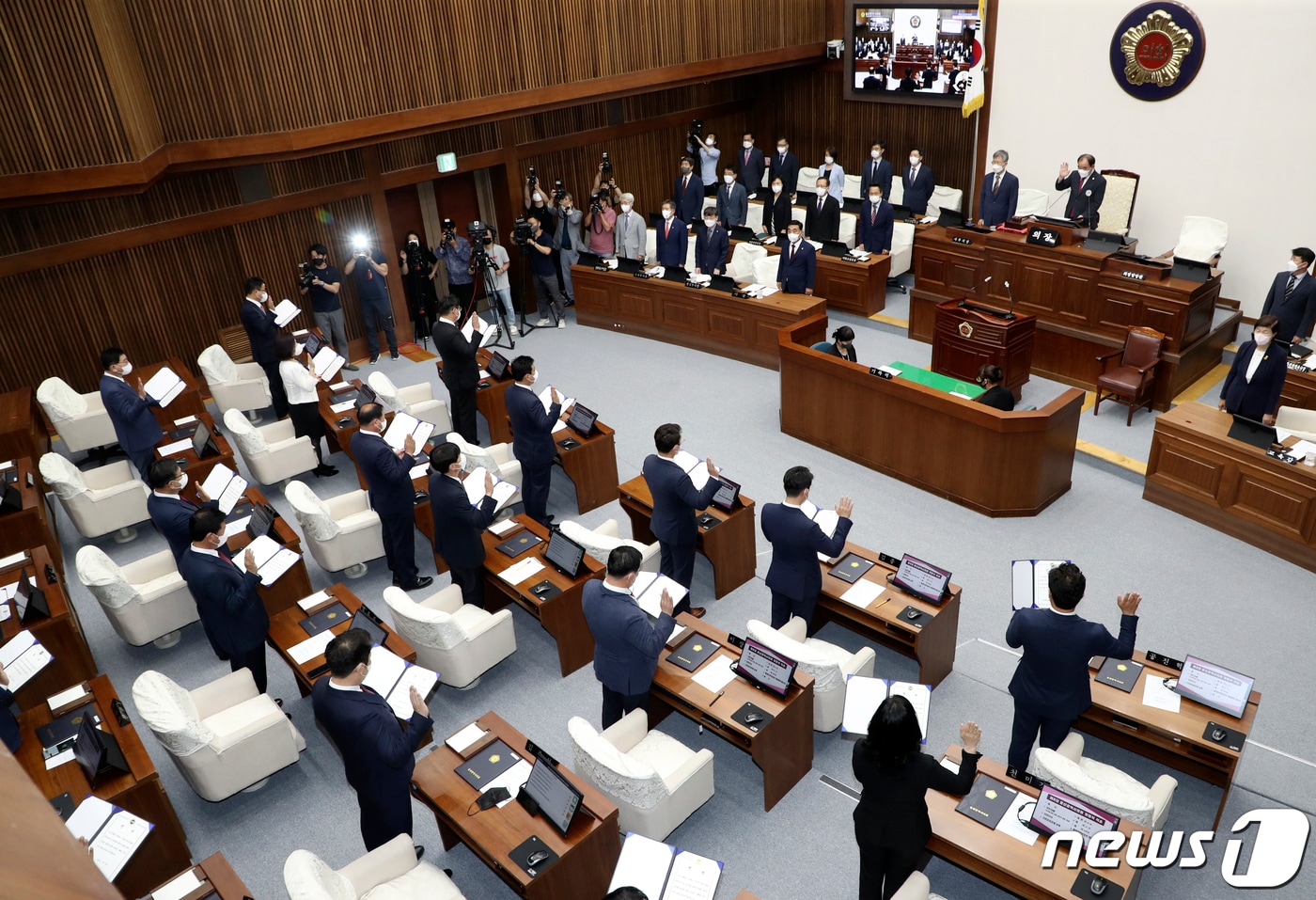 8일 오전 울산시의회 본회의장에서 열린 제8대 울산광역시의회 개원식에서 시의원들이 의원선서를 하고 있다. 2022.7.8/뉴스1 ⓒ News1 윤일지 기자