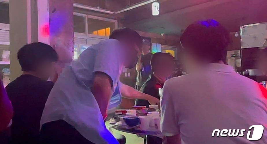 식품위생법 위반 혐의로 적발된 도내 모 게스트하우스 파티 현장. (제주동부경찰서 제공) 2022.8.1/뉴스1ⓒ News1