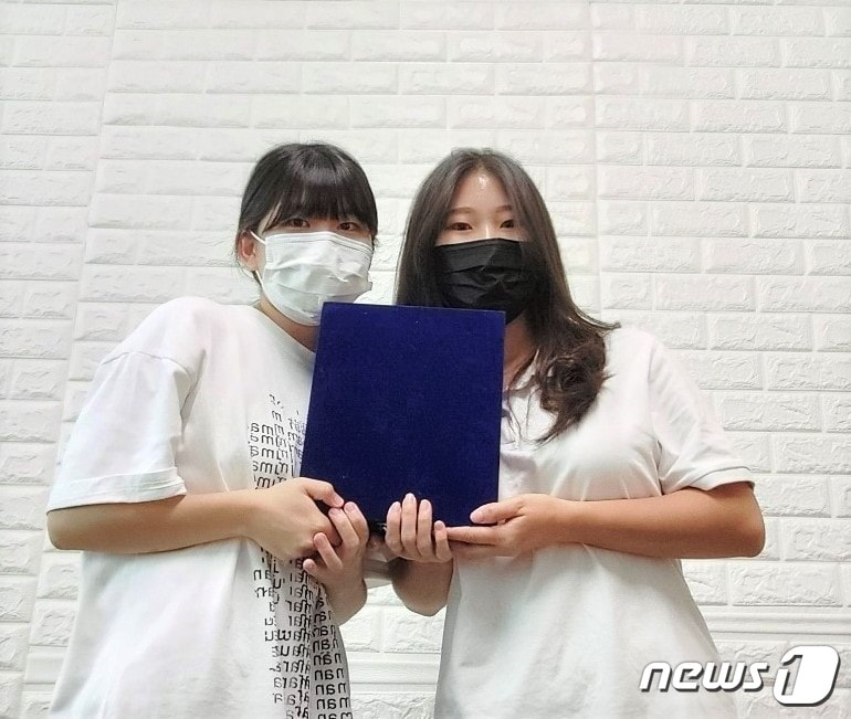 왼쪽부터 전북대 소프트웨어공학과 김소정, 주은정 학생ⓒ 뉴스1