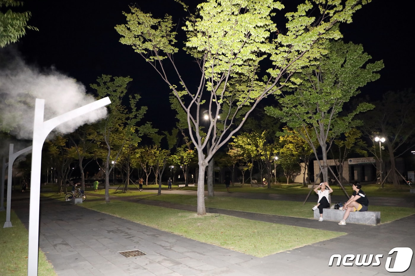 9일 오후 광주 서구 상무 시민공원에서 시민들이 휴식을 취하고 하고 있다. 2022.8.9/뉴스1 ⓒ News1 이승현 기자