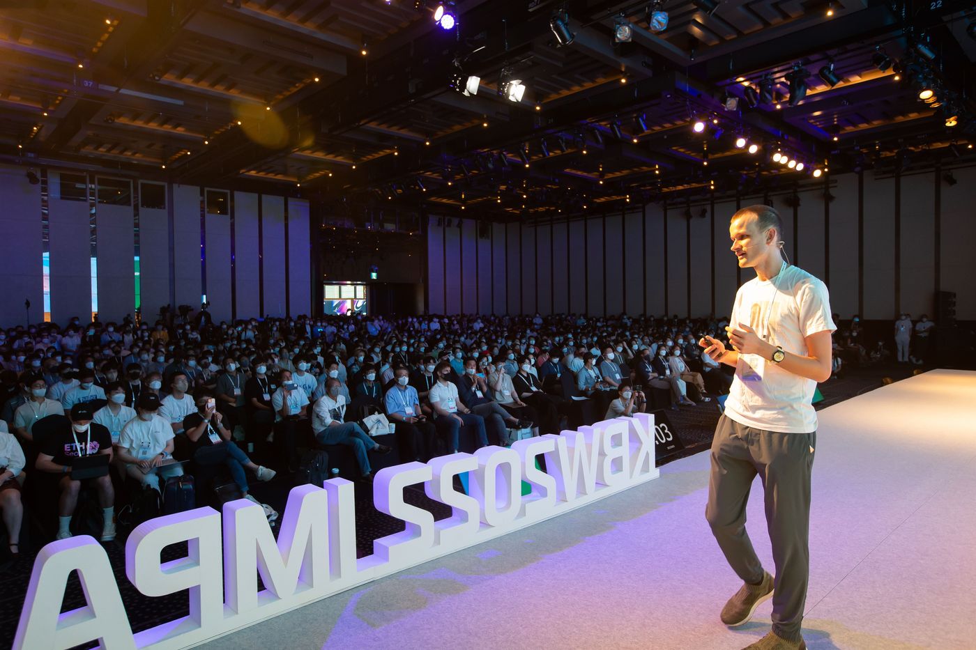 비탈릭 부터린 이더리움 창시자가 8일 KBW 컨퍼런스에서 강연하고 있다. (팩트블록 제공) 2022.08.10 /뉴스1