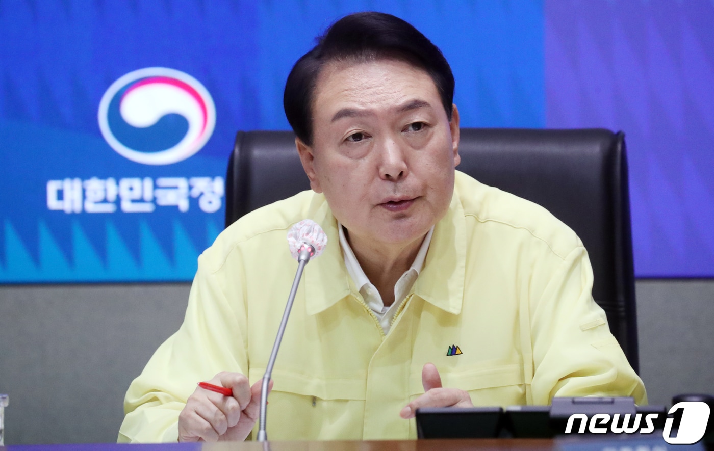 윤석열 대통령이 10일 서울 종로구 세종대로 정부서울청사에서 열린 집중호우 대처상황 점검회의를 주재하고 있다. 2022.8.10/뉴스1 ⓒ News1 김명섭 기자
