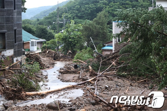 10일 오전 11시부로 대전 세종 충북 충남 지역 지역 산사태 위기경보가 ‘주의’에서 ‘경계’로 상향 발령됐다. 사진은 9일 경기 성남시 분당구 용인서울고속도로 용인방면 서판교IC 인근 하산운터널에서 토사유출 사태가 발생해 관계자들이 복구 작업을 벌이는 모습.  ⓒ 뉴스1 김영운 기자