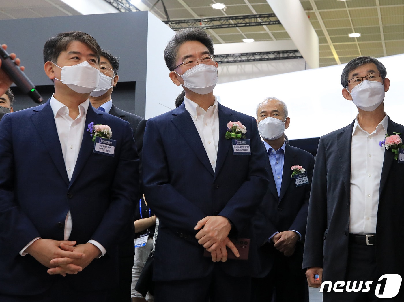 정호영 한국디스플레이산업협회장(가운데)이 10일 서울 강남구 코엑스에서 열린 한국디스플레이산업전(K-디스플레이2022)에서 참가업체 부스에 설치된 디스플레이를 살펴보고 있다. 2022.8.10/뉴스1 ⓒ News1 구윤성 기자