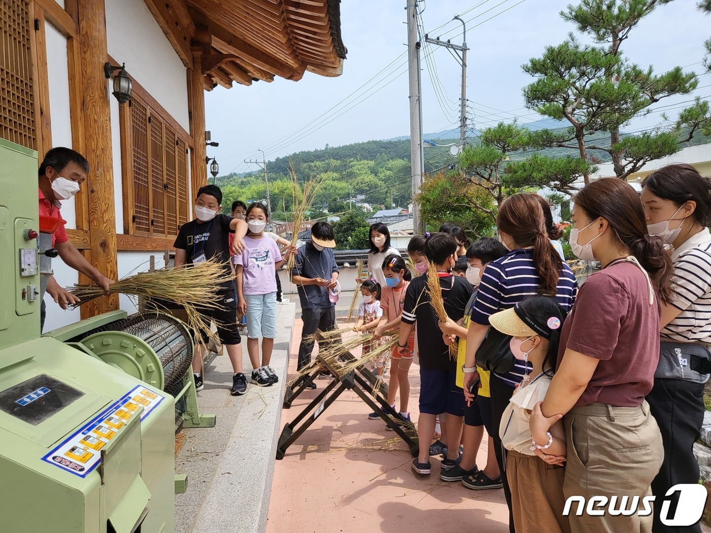 농촌체험관광지원센터 토요프로그램 참가자들이 농기구를 이용해 벼 탈곡 체험을 하고 있다&#40;기장군청 제공&#41;ⓒ 뉴스1