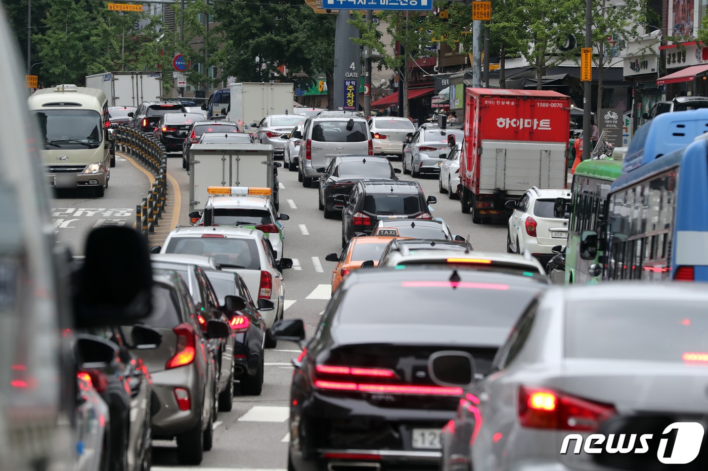 10일 서울 퇴계로에서 정체로 인해 차량들이 길게 늘어서 있다. 2022.8.10/뉴스1 ⓒ News1 황기선 기자