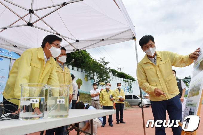 11일 오전 박형준 부산시장이 매리취수장을 찾아 낙동강 유역 녹조 대응 상황을 점검하고 있다.&#40;부산시 제공&#41;ⓒ 뉴스1