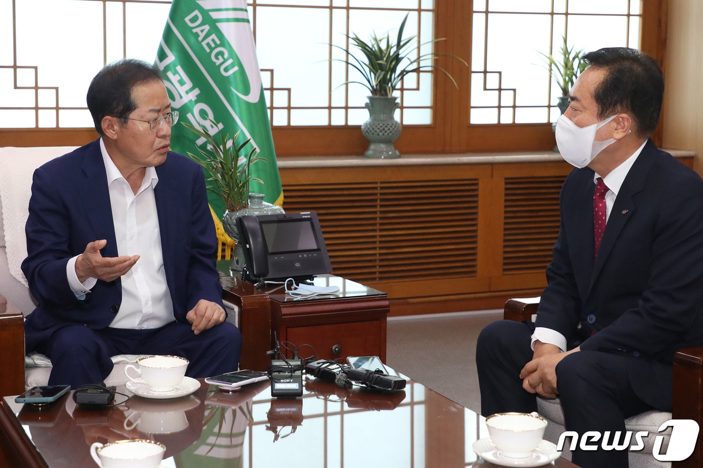 홍준표 대구시장(왼쪽)과 권기창 안동시장이 11일 오후 대구시청 산격청사에서 면담을 갖고 안동댐 물을 대구 상수원으로 활용하는 방안을 놓고 논의하고 있다. (사진은 기사 내용과 무관함) 2022.8.11/뉴스1 ⓒ News1 공정식 기자