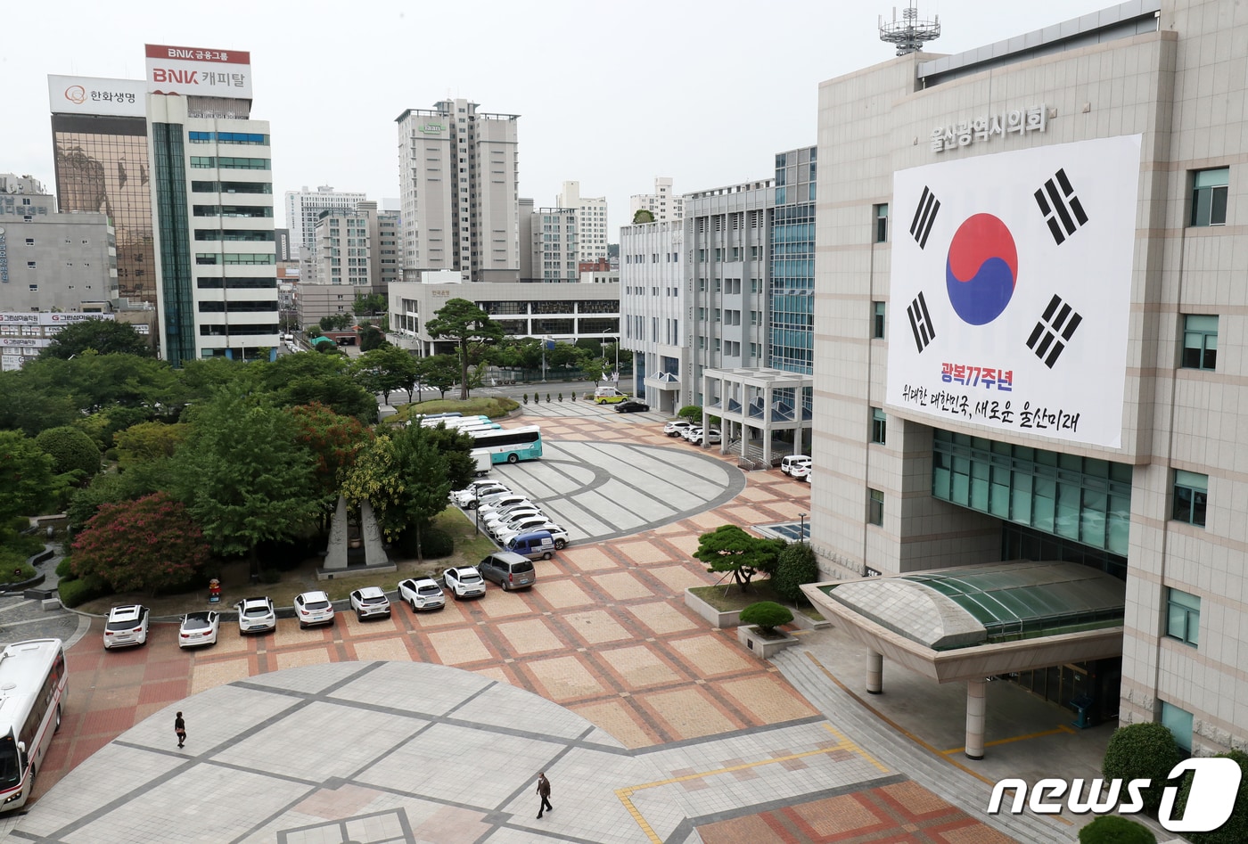 제77주년 광복절을 앞둔 11일 울산시의회 청사 외벽에 대형 현수막 태극기가 걸려 있다. 2022.8.11/뉴스1 ⓒ News1 윤일지 기자