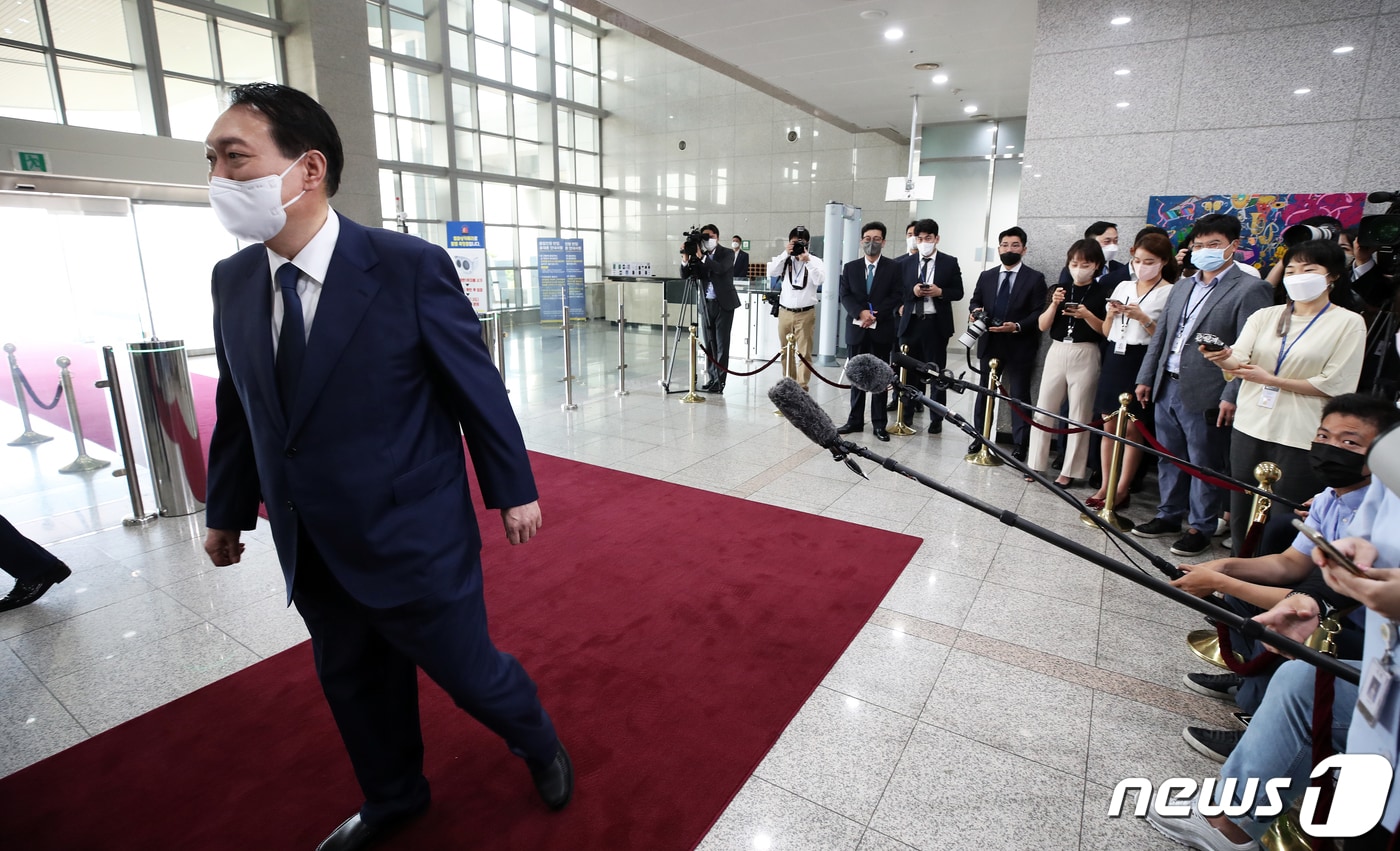 윤석열 대통령이 12일 오전 용산 대통령실 청사에서 열린 출근길 문답(도어스테핑)에서 취재진의 질문에 답한 후 집무실로 향하고 있다. 2022.8.12/뉴스1 ⓒ News1 오대일 기자