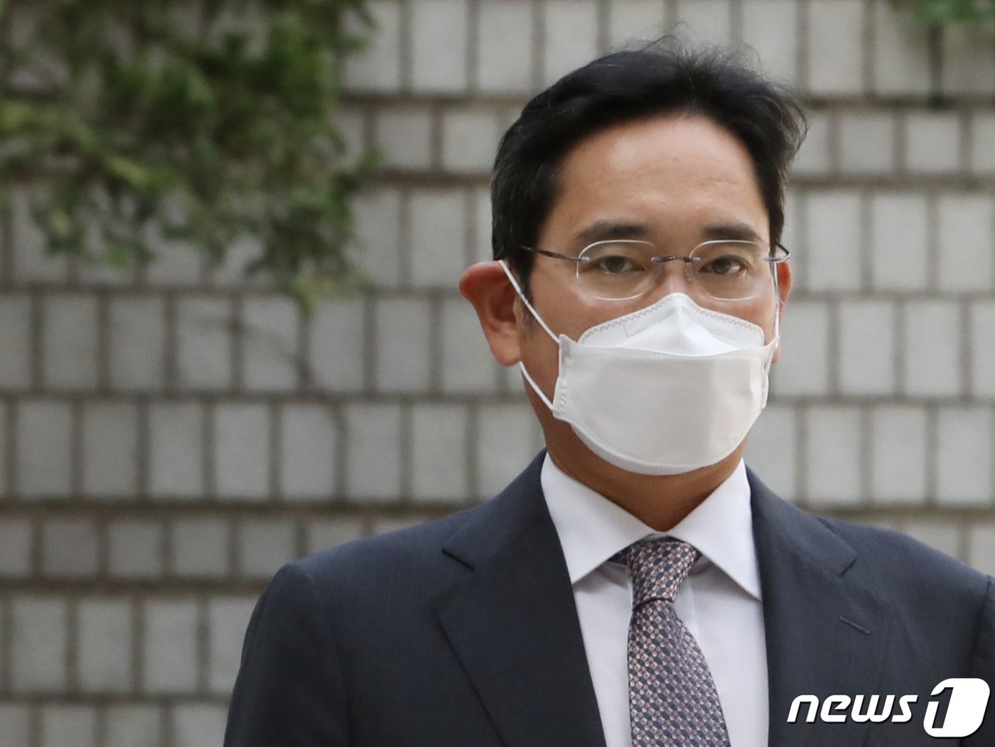 이재용 삼성전자 부회장이 12일 오전 서울 서초구 서울중앙지방법원에서 열린 회계 부정과 부당 합병 혐의 관련 1심 속행공판에 출석하고 있다. 2022.8.12/뉴스1 ⓒ News1 이성철 기자