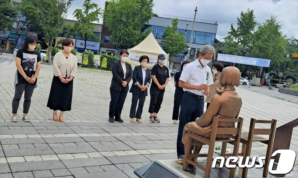 12일 전주시 풍남문 광장 평화의 소녀상 앞에서 ‘일본군 위안부 피해자 기림의 날(8월14일)’ 행사가 개최되고 있다.(전주시 제공)