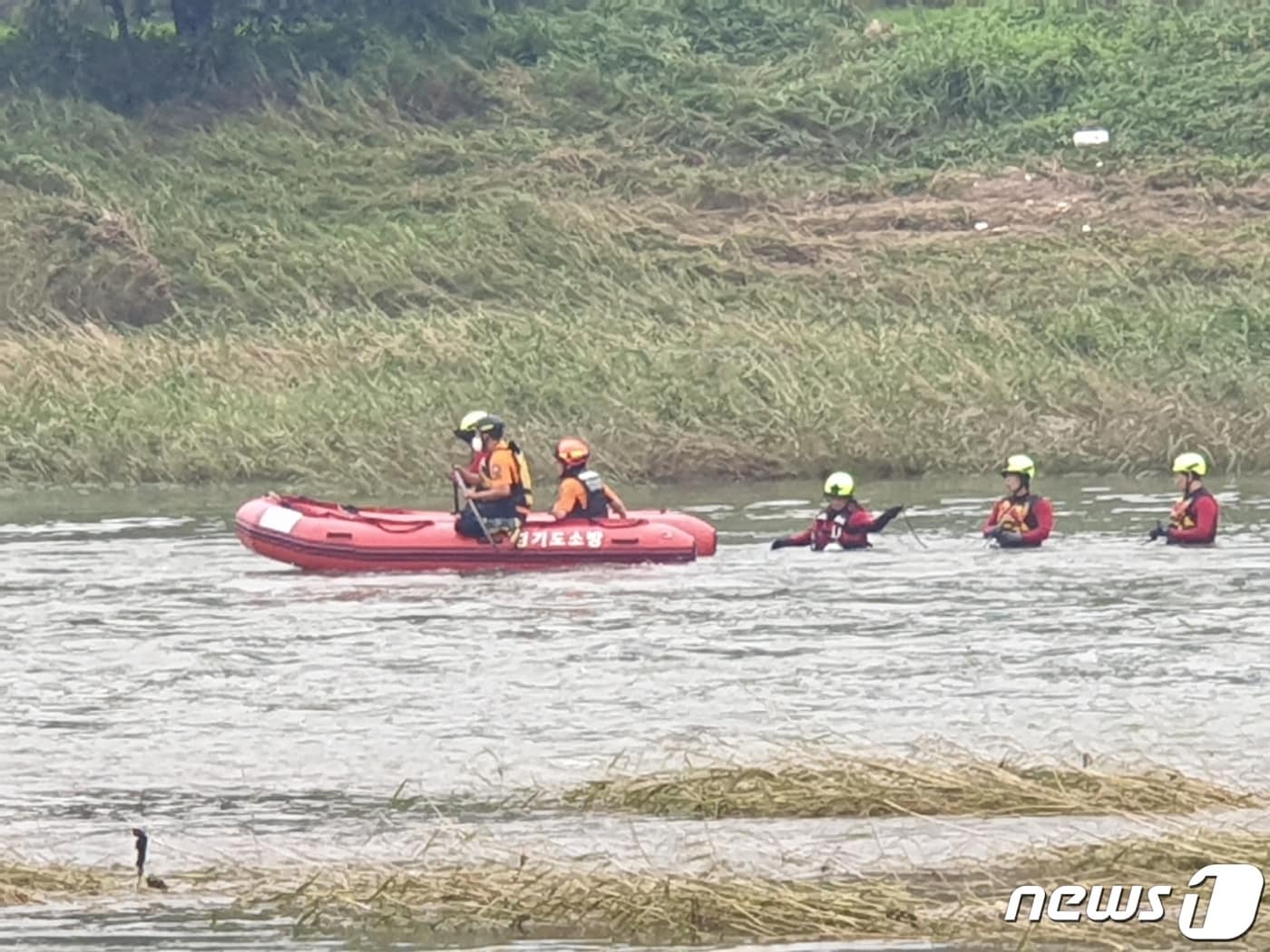 경기 광주시 한 소하천에서 실종된 남매를 찾고 있는 소방 관계자들.(경기도소방재난본부 제공)