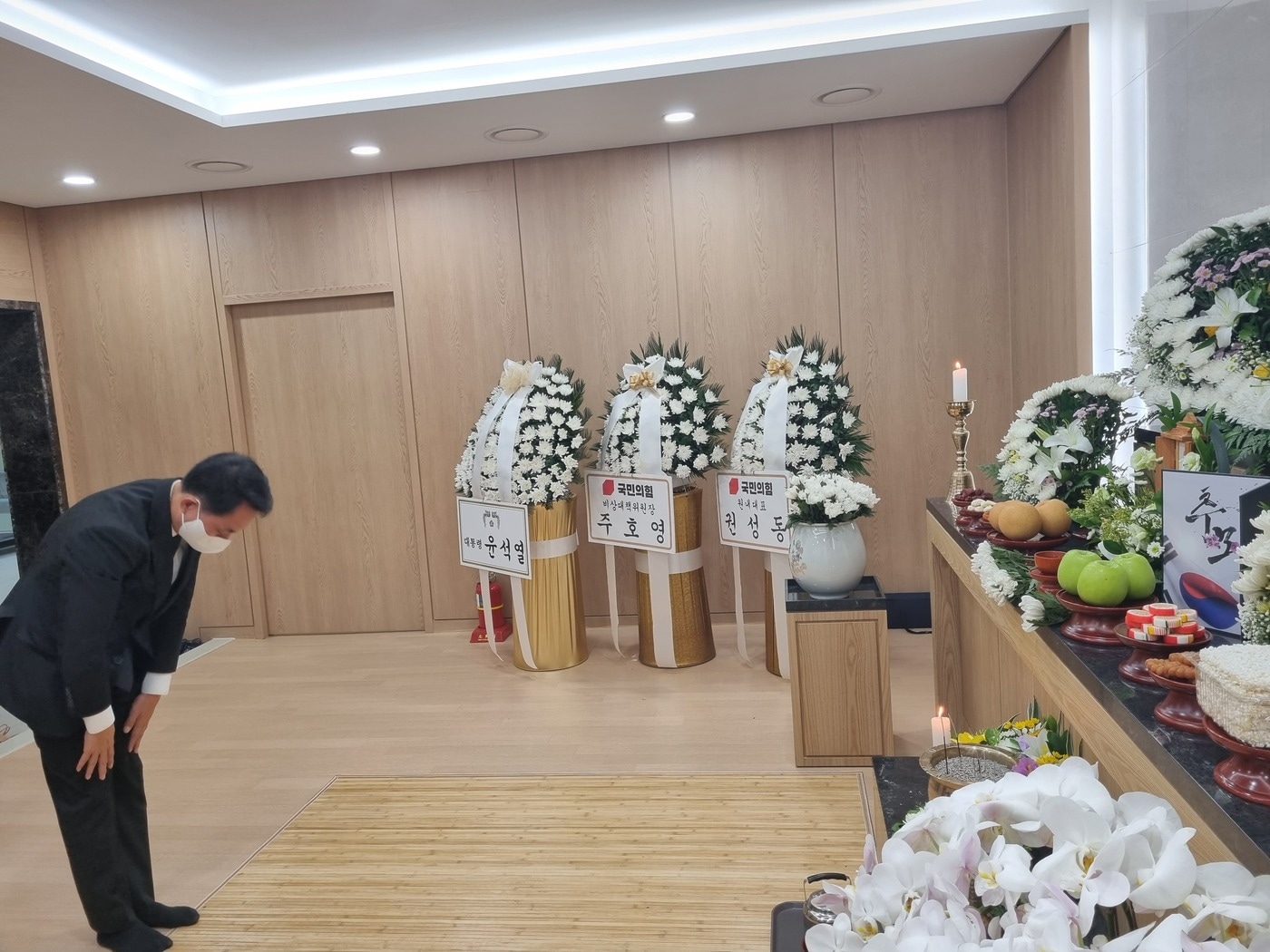 박민식 국가보훈처장이 윤석열 대통령을 대신해 별세한 국군 귀환용사 이규일씨를 조문하고 있다.(보훈처 제공)