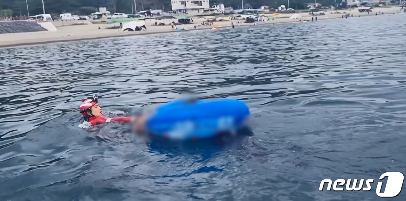 14일 오전 11시26분쯤 경북 포항시 남구 구룡포읍 신창간이해변에서 물놀이 중 외항으로 떠내려 가던 60대 A씨가 긴급출동한 해경구조대에 구조됐다..(포항해양경찰서제공)2022.8.14/뉴스1 