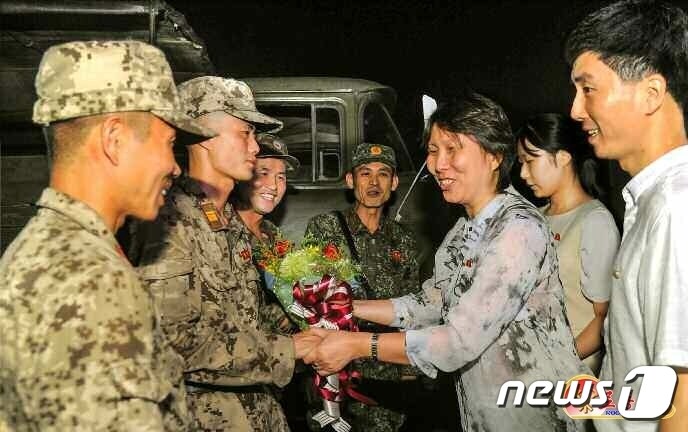 (평양 노동신문=뉴스1) = 북한 노동당 기관지 노동신문은 16일 평양의 비상방역 작업에 투입됐다가 임무를 마치고 귀대하는 인민군의 모습을 대대적으로 보도했다. 신문은 "당 중앙의 별동대, 혁명군의들을 수도 시민들은 영원히 잊지 않을 것＂이라고 강조했다. [국내에서만 사용가능. 재배포 금지. DB 금지. For Use Only in the Republic of Korea. Redistribution Prohibited] rodongphoto@news1.kr